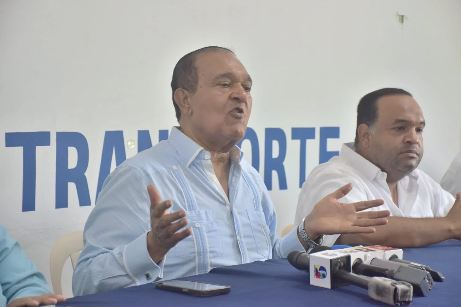 No estaremos apagándole fuegos al Gobierno por improvisados