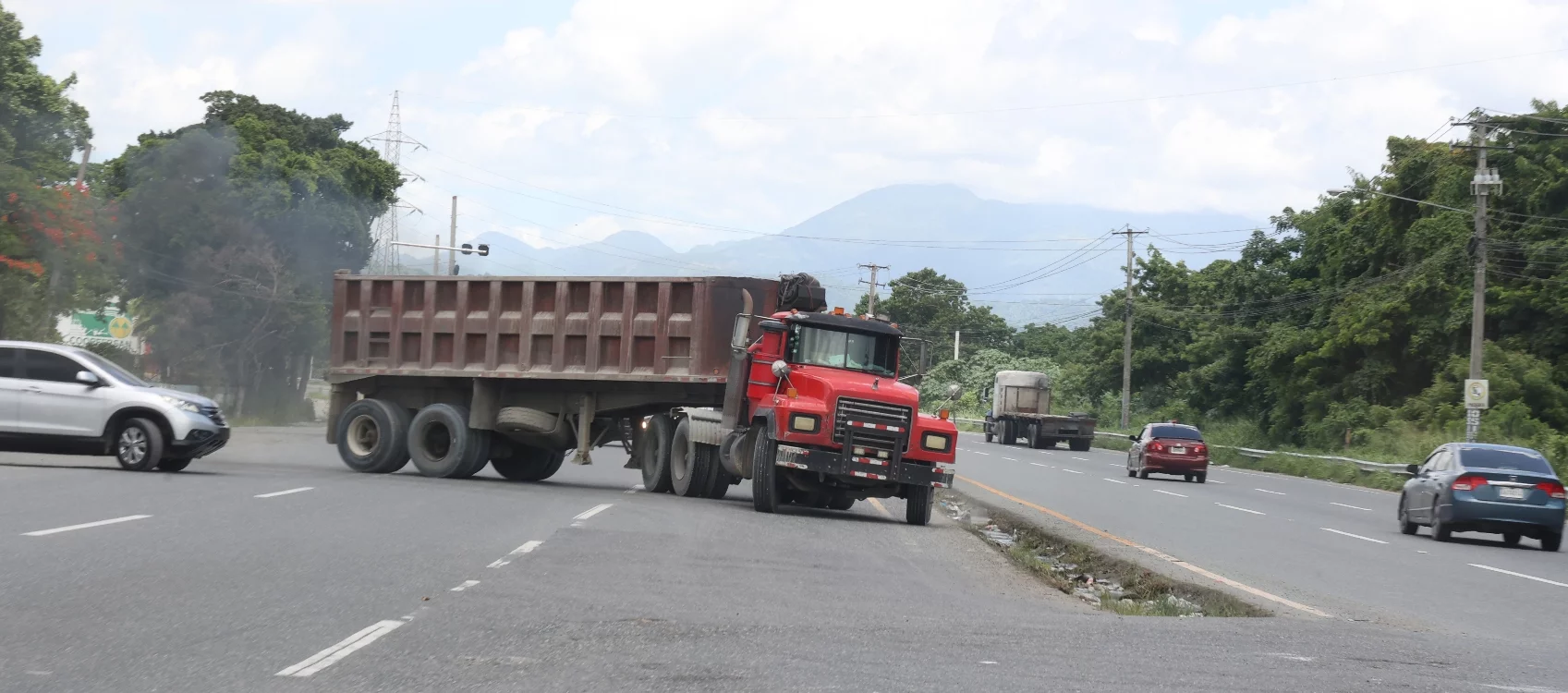 La 6 de Noviembre figura entre las más peligrosas  por la forma imprudente y temeraria de conductores .  FOTOS José De León