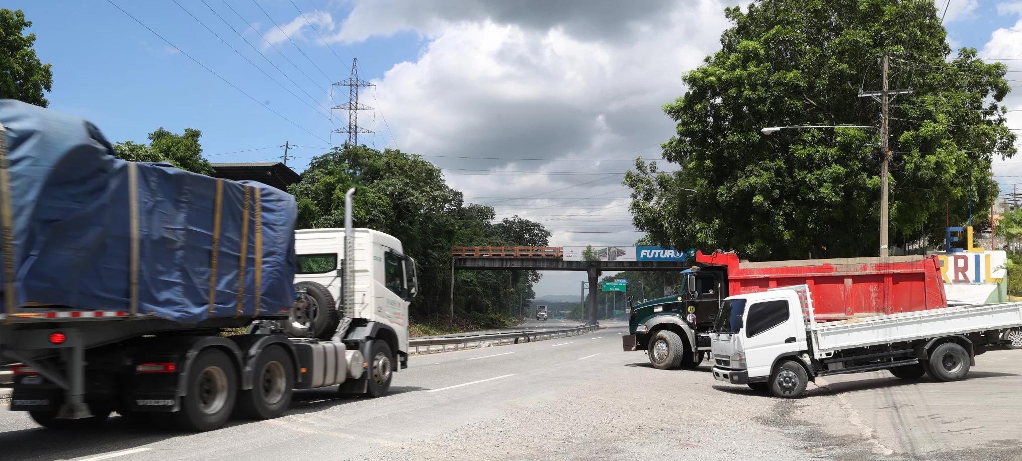 El Carril en la autopista 6 de Noviembre  es uno de los tantos cruces que confluyen vehículos y sus conductores  se exponen a colisionar.   JOSÉ DE LEÓN.