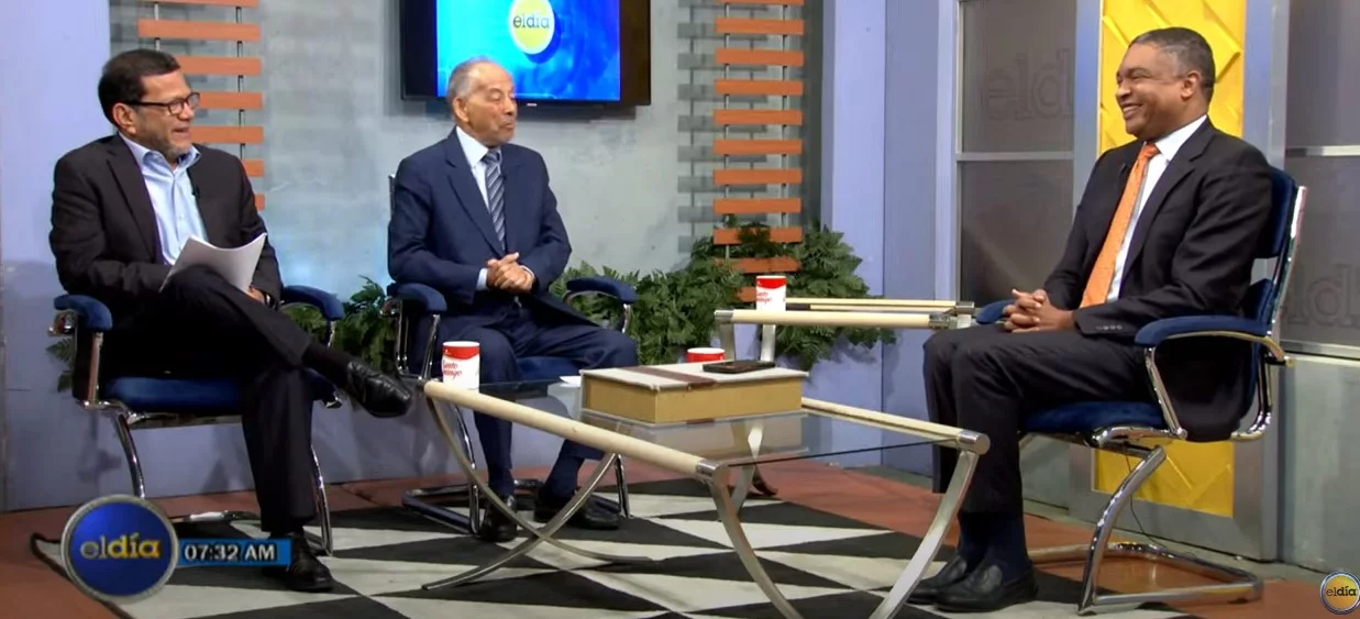 El senador Yván Lorenzo, entrevistado por los periodistas Huchi Lora y German Marte.