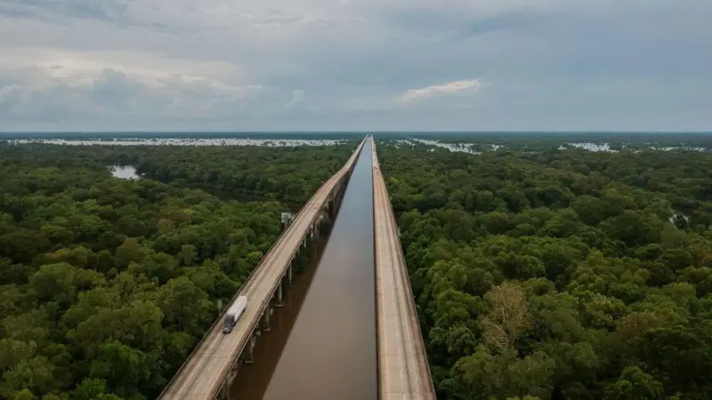 Una vista de la Interestatal 10 en Baton Rouge, Luisiana.