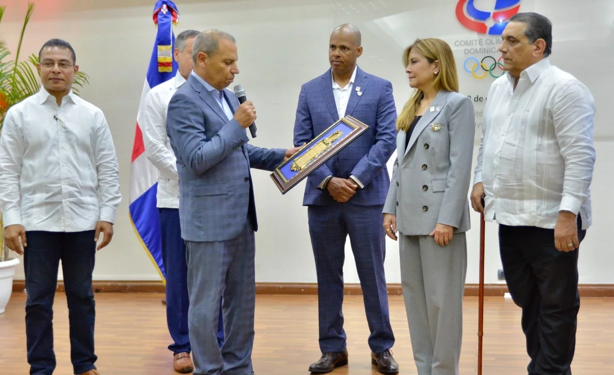 Félix Sánchez recibe una placa de reconocimiento durante acto en el Comité Olímpico.