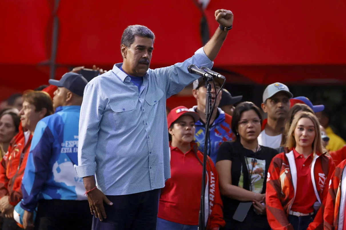 El presidente de Venezuela y aspirante a la reelección, Nicolás Maduro, saluda a los asistentes al cierre de su campaña este jueves, en Caracas (Venezuela).