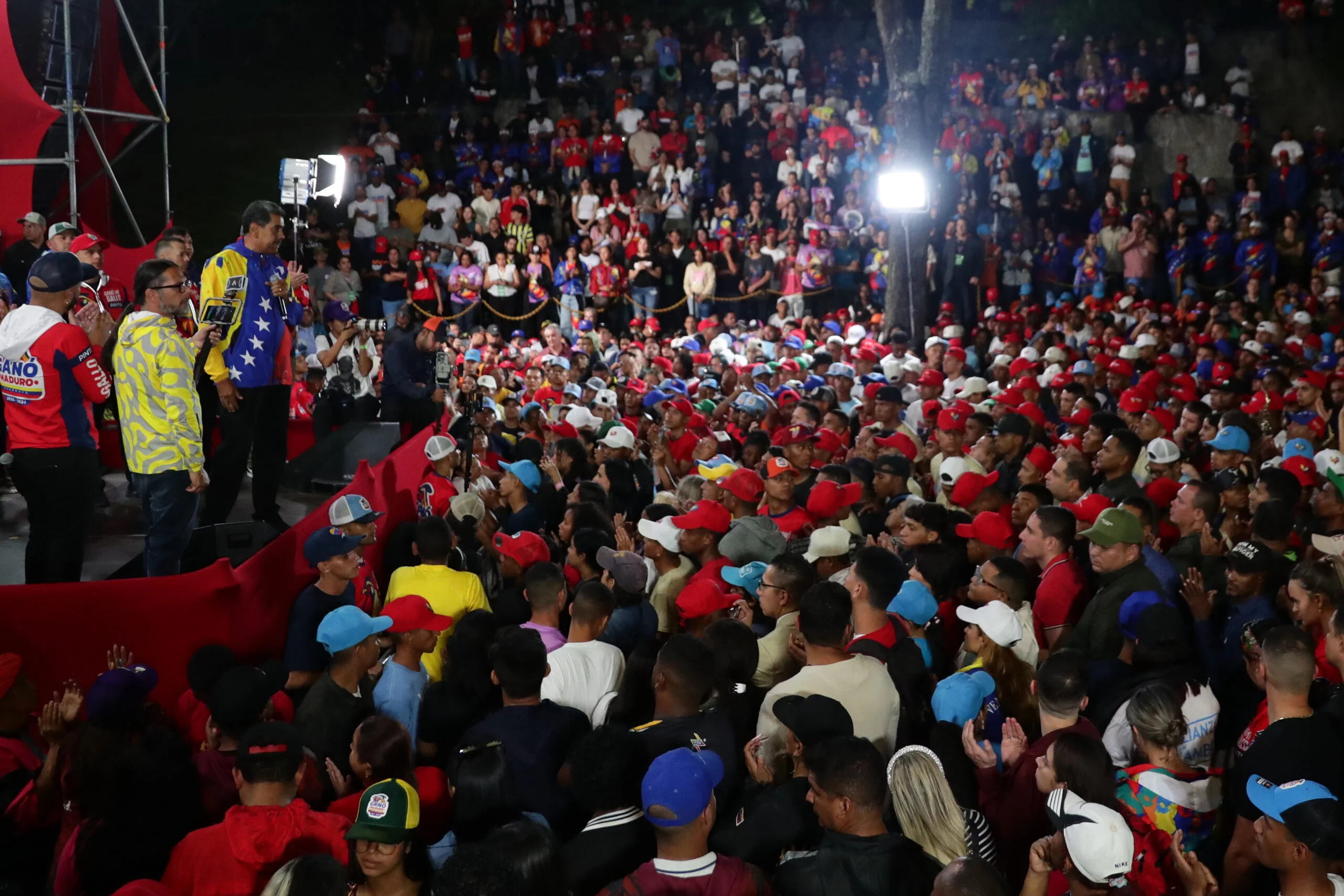 Maduro pide "respeto a la voluntad popular" tras ser proclamado presidente reelecto