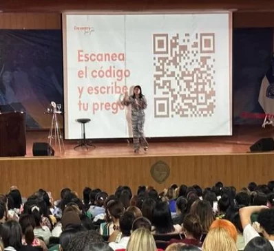 Ana Simó, mientras ofrece una conferencia en Santiago.