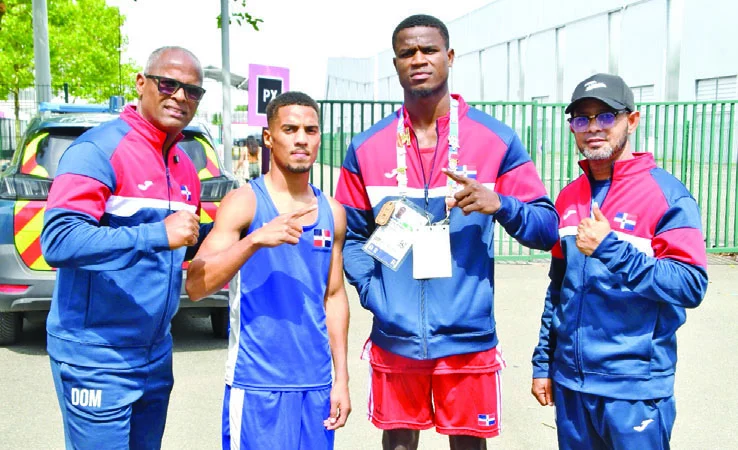 Medallistas Yunior Alcántara y Cristian Pinales  junto a parte del equipo técnico.