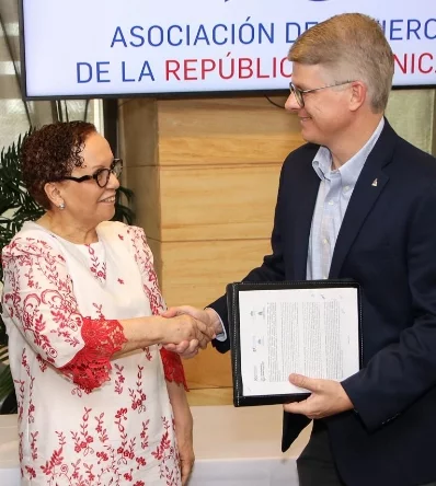 Funcionarios durante firma acuerdo.