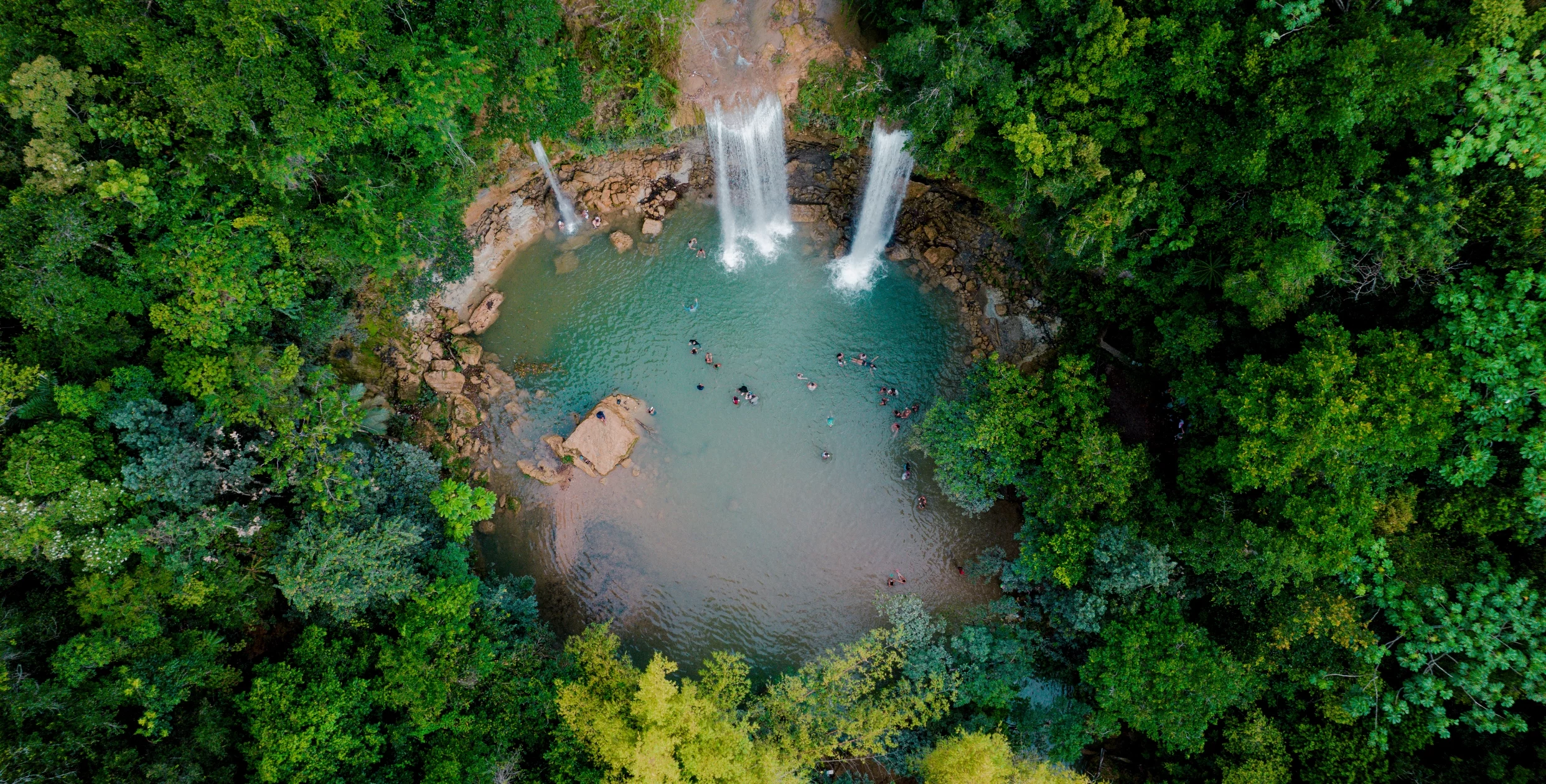 Salto Alto es un lugar que por su belleza, fácil acceso y cercanía con Santo Domingo, atrae a cientos de visitantes que no sólo llegan de provincias cercanas.  elieser tapia