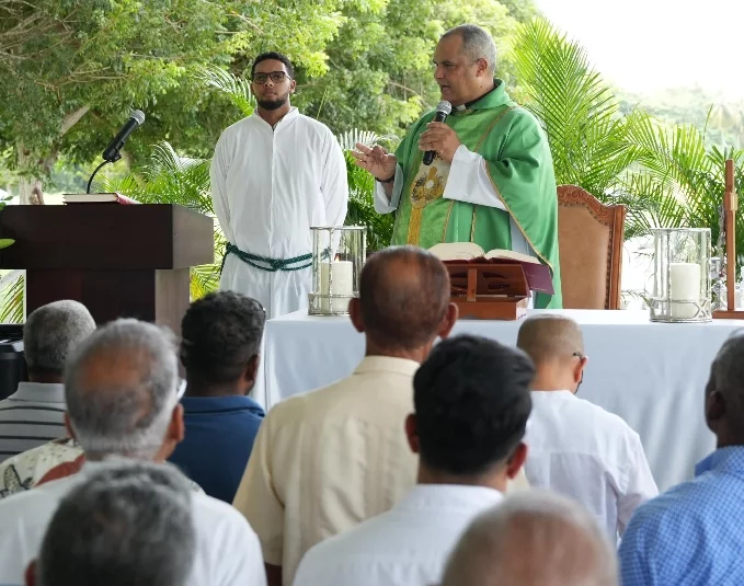 El sacerdote César Peralta mientras  dirige la eucaristía por motivo del Día de los Padres.