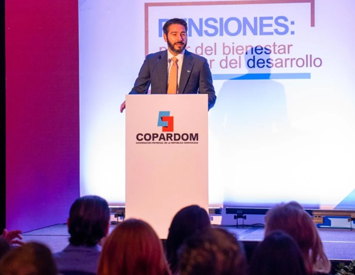 Francisco A. Torres mientras expone sobre el Sistema Dominicanos de Pensiones.