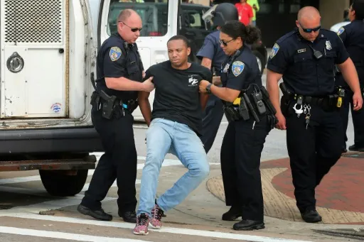Latinos están más expuestos a morir a manos de la Policía