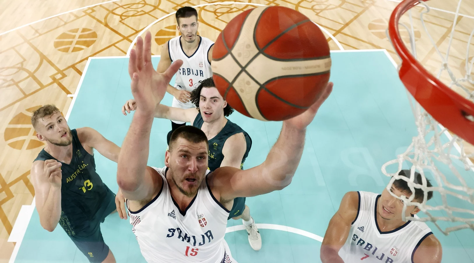 Nikola Jokic cargará sobre sus hombros el peso de enfrentar al Team USA en las semifinales del basket Juegos París.  Ap