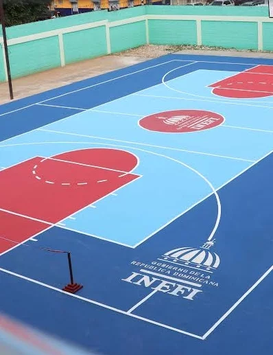 Una cancha  remodelada para el inicio del año escolar.