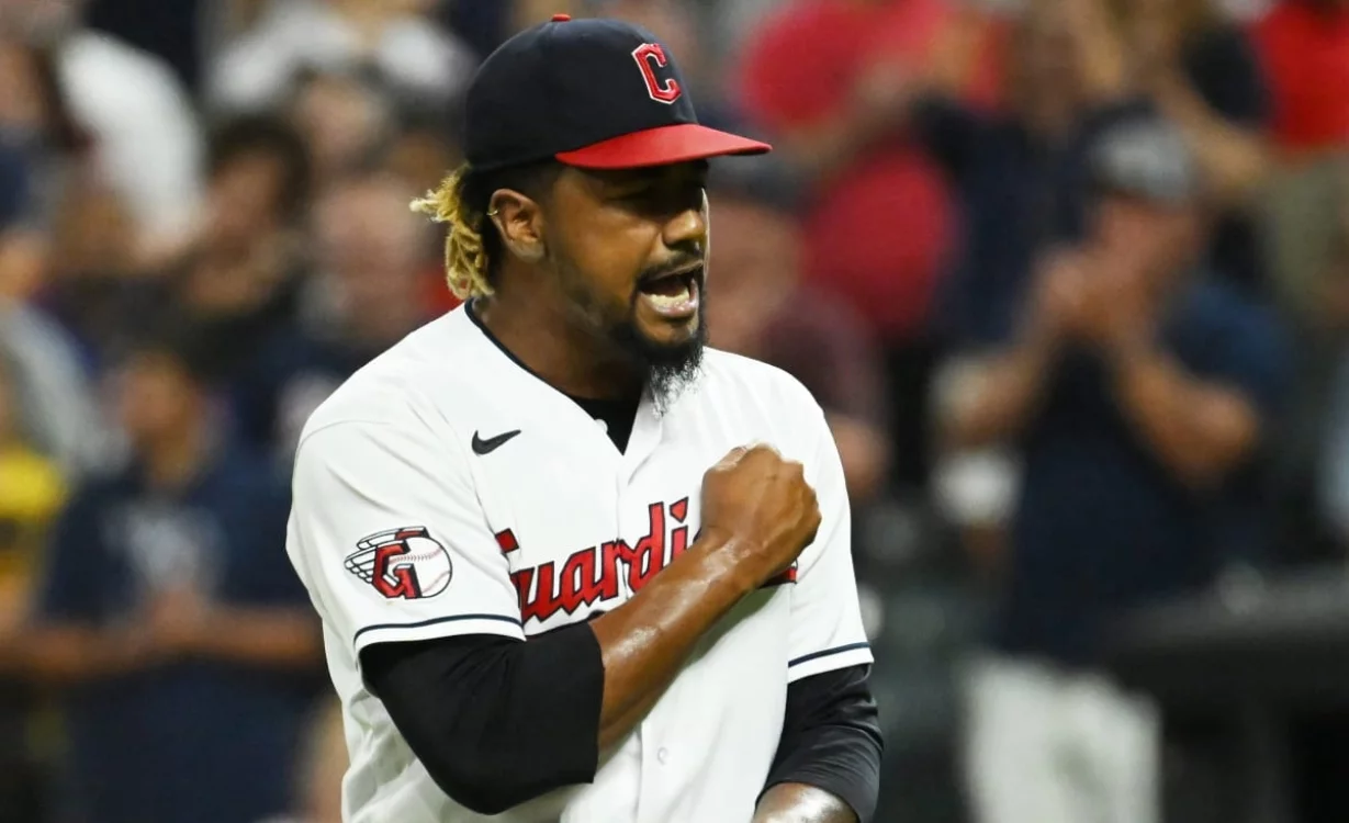 El   dominicano Emmanuel Clase, de Cleveland, desarrolla una campaña excepcional.  AP