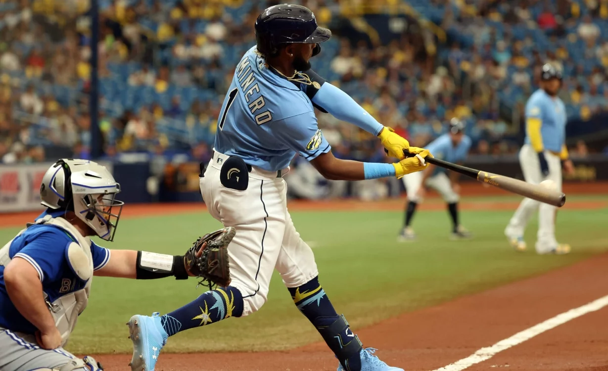 El   prospecto dominicano Junior Caminero impacta con  la potencia que conecta la pelota.  Ap