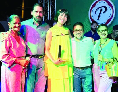 Nileny Dippton mientras recibe el reconocimiento.