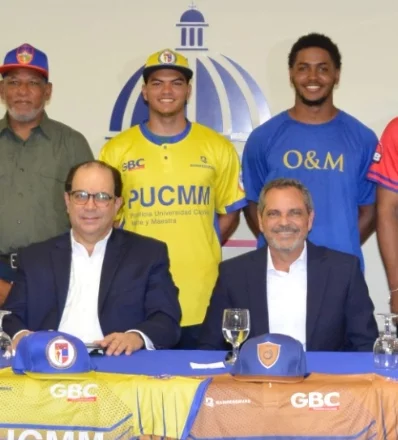Junior Noboa, comisionado de béisbol, encabezó acto.