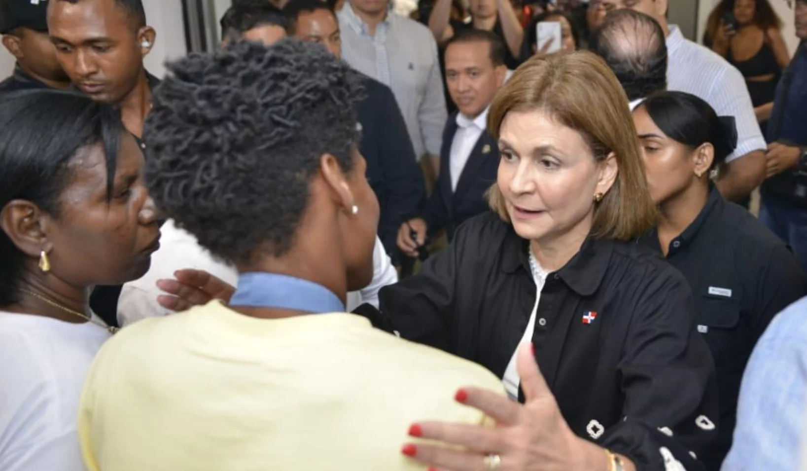 La vicepresidenta Raquel Peña se confunde en un abrazo con la medallista de oro Marileidy Paulino a su llegada al país.