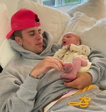 Justin Bieber  publicó la primera foto de su hijo.