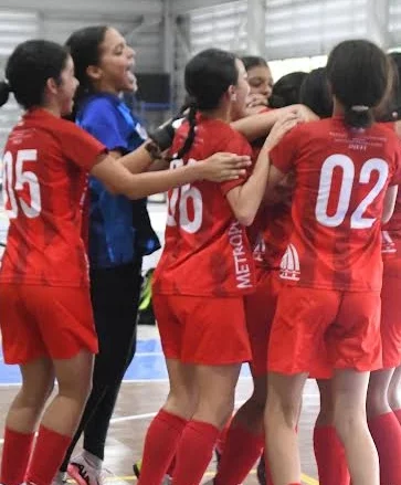 Varias niñas celebran la victoria de su equipo.