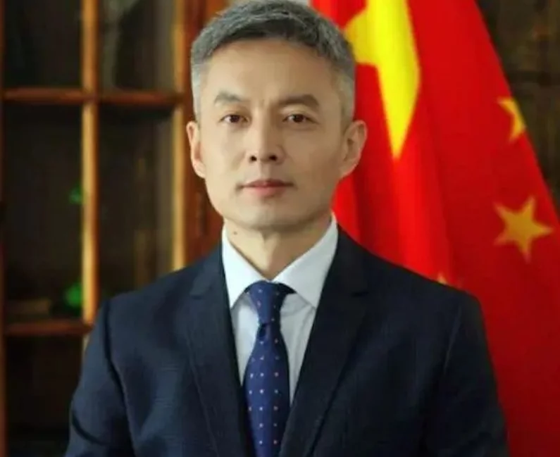 Chen Luning embajador de la República Popular China.