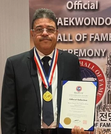 Francisco Camacho muestra certificado