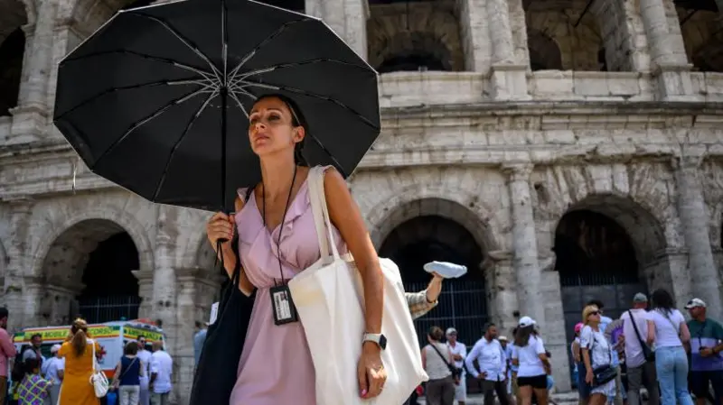 Es importante protegerse con una sombrilla de los rayos del sol, en las horas de más calor.