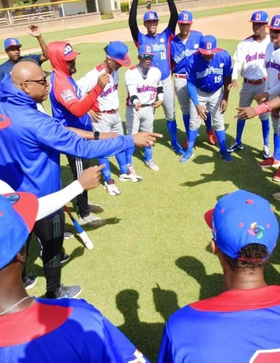 El dirigente José Canó junto a los jugadores dominicanos.