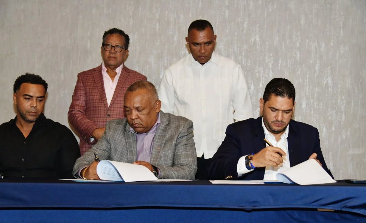 Juan Núñez Nepomuceno  y Miguel Medina firman.  Observan Nelson Cruz y Juan Mercado.