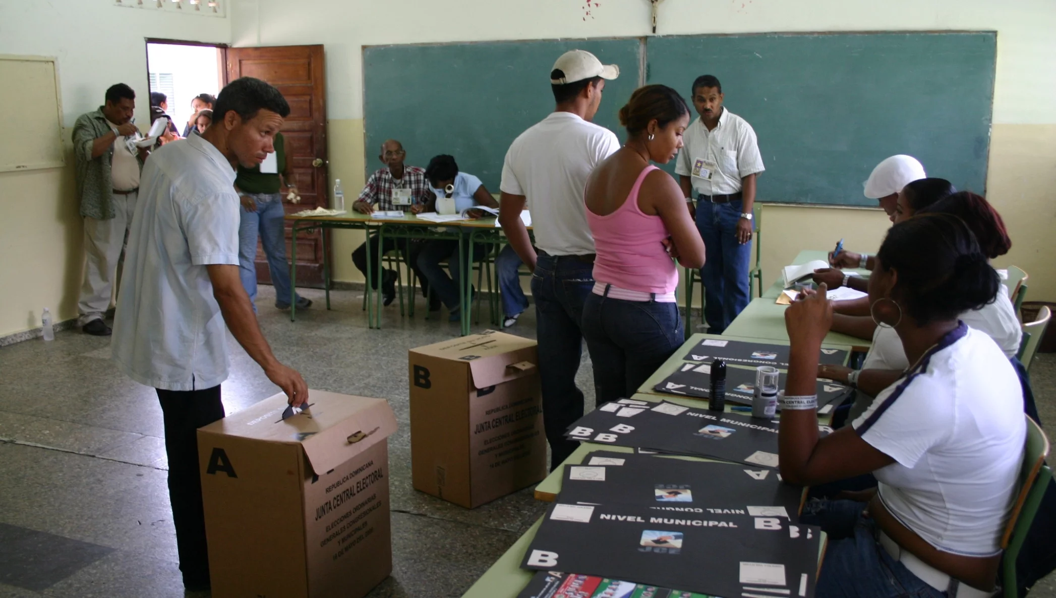 GENTE VOTANDO EN LAS ELECCIONES