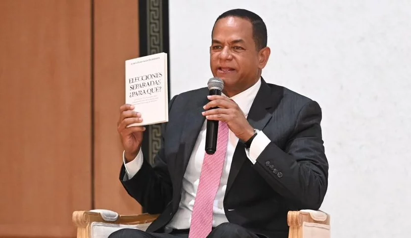Julio César Valentín presentó su libro “Elecciones separadas”.