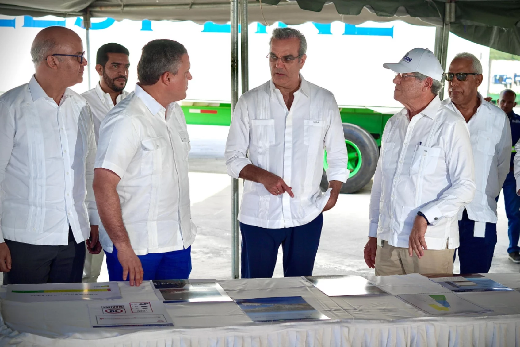 El presidente Abinader inauguró meses atrás un puerto auxiliar en Manzanillo desde donde seguirán los trabajos.  ARCHIVO