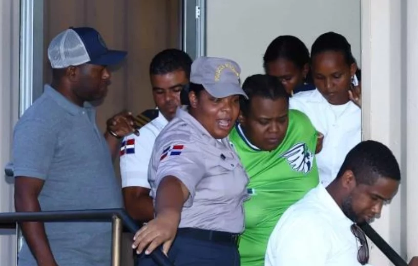 Ana Josefa García Cuello es custodiada después de audiencia.