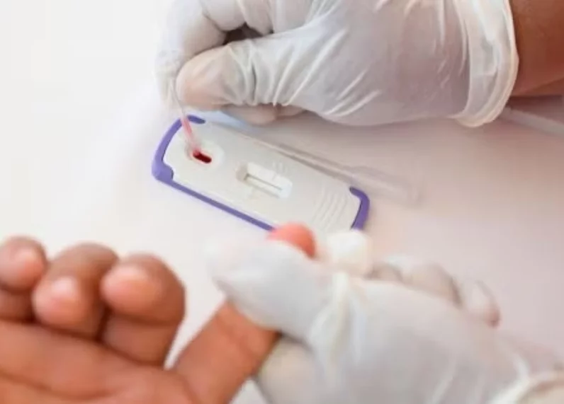 El VIH destruye glóbulos blancos  que combaten infecciones.