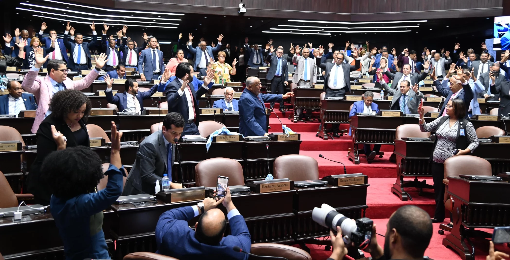 La presencia de opositores se hacía sentir con mayor profundidad entre diputados; no obstante, los proyectos de ley y contratos siempre se aprobaban.
