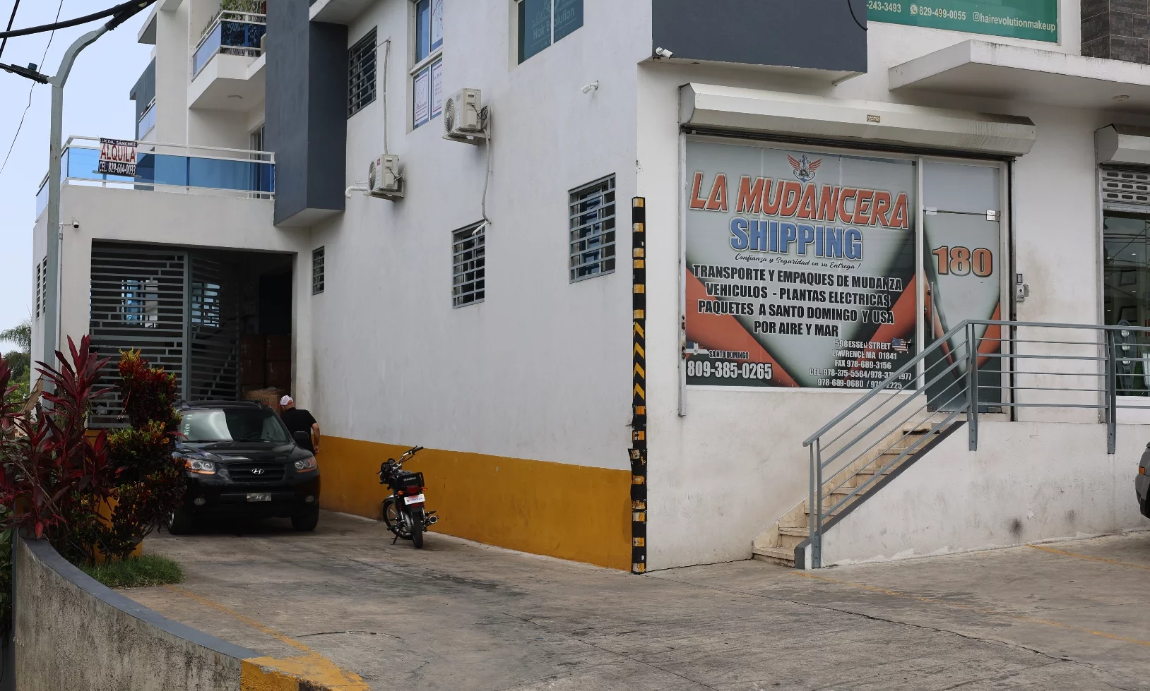 Empresa de Mudancera Shipping recibe  furgones  de mercancias de Estados Unidos en vía de dos carriles .  Arlenis cartillo