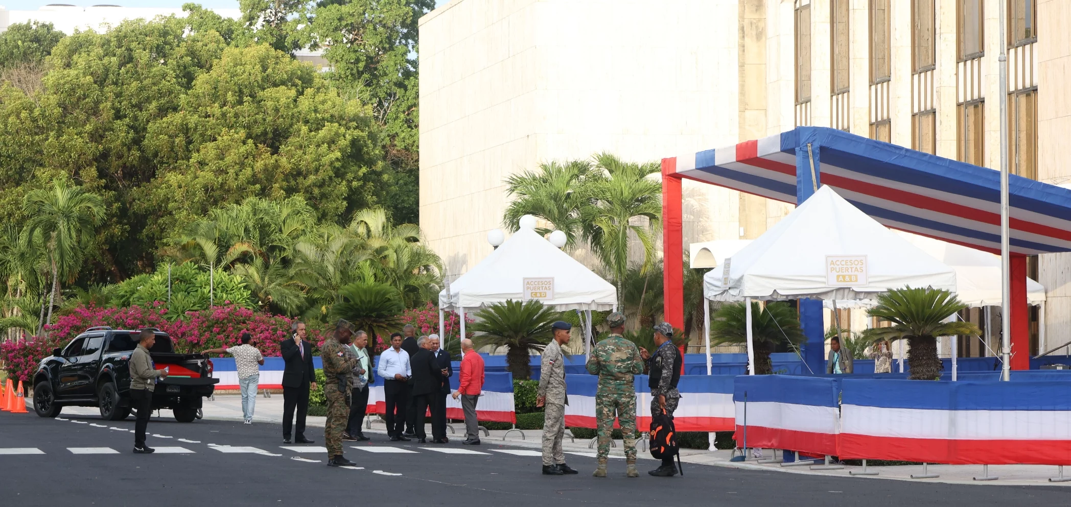 El entorno del Teatro Nacional ha sido acondicionado para la secuencia de actos que tendrán lugar este viernes a partir de las 9:00 a. m.  AGENCIA FOTO,p01