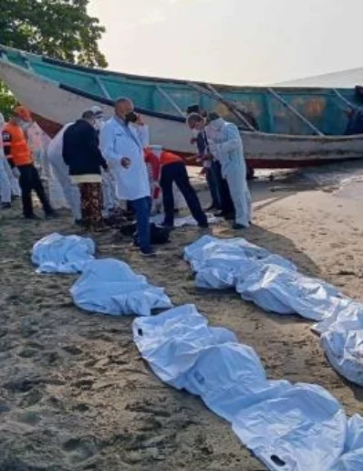 Embarcación con los huesos de 14 salió con 77 personas.