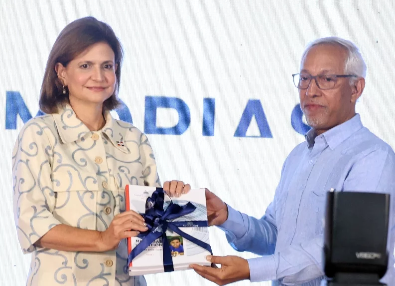 Ángel Hernández entrega memorias a Raquel Peña.