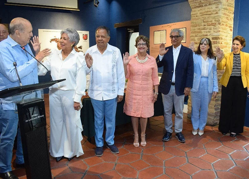 Fabio Herrera toma el juramento de la nueva directiva presidida por Olga de los Santos.