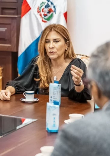 Carolina Mejía conversa con sus visitantes.