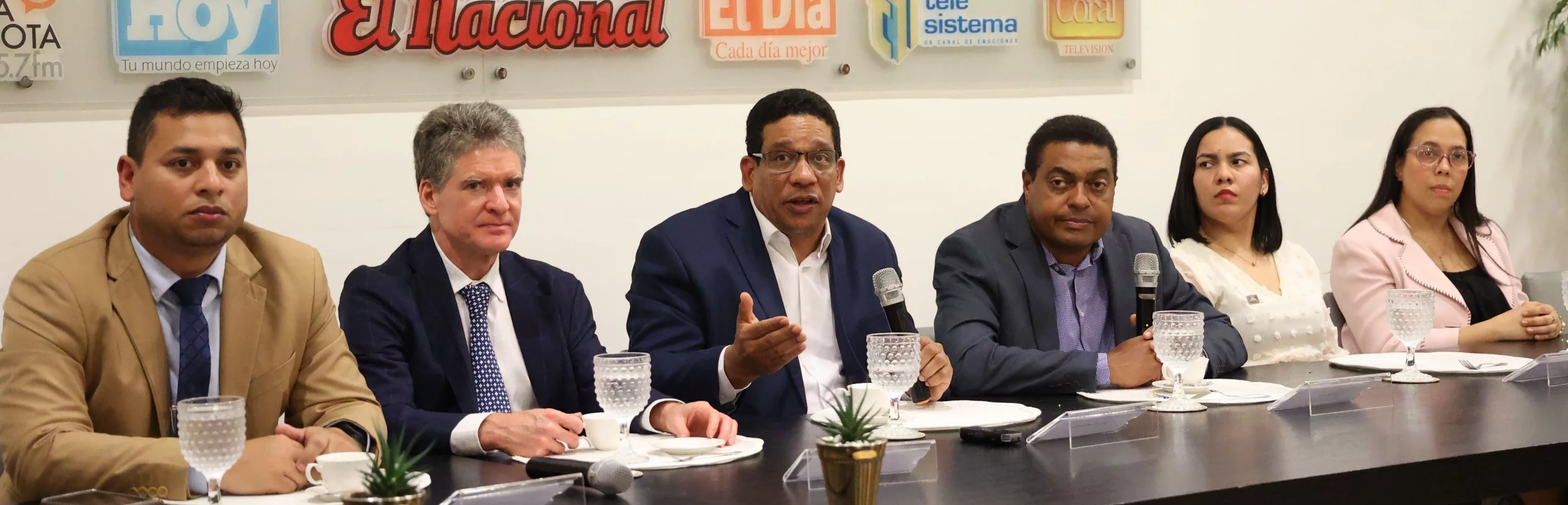 Carlos Romero, José Alfredo Corripio, Carlos Pimentel, José P. Monegro, Jennifer Polanco y Katerine Gutiérrez en el Almuerzo del Grupo de Comunicaciones Corripio.  JOSÉ DE LEÓN