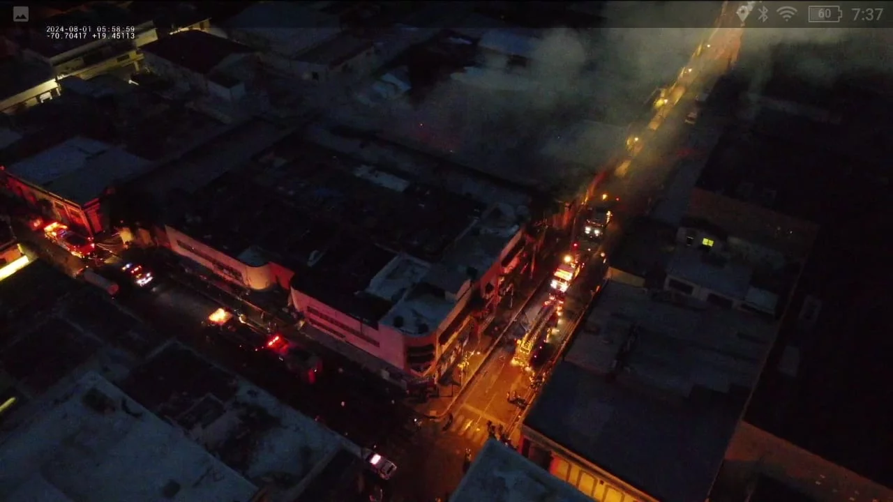 911 coordina asistencia de incendio en plaza comercial de Santiago (1)