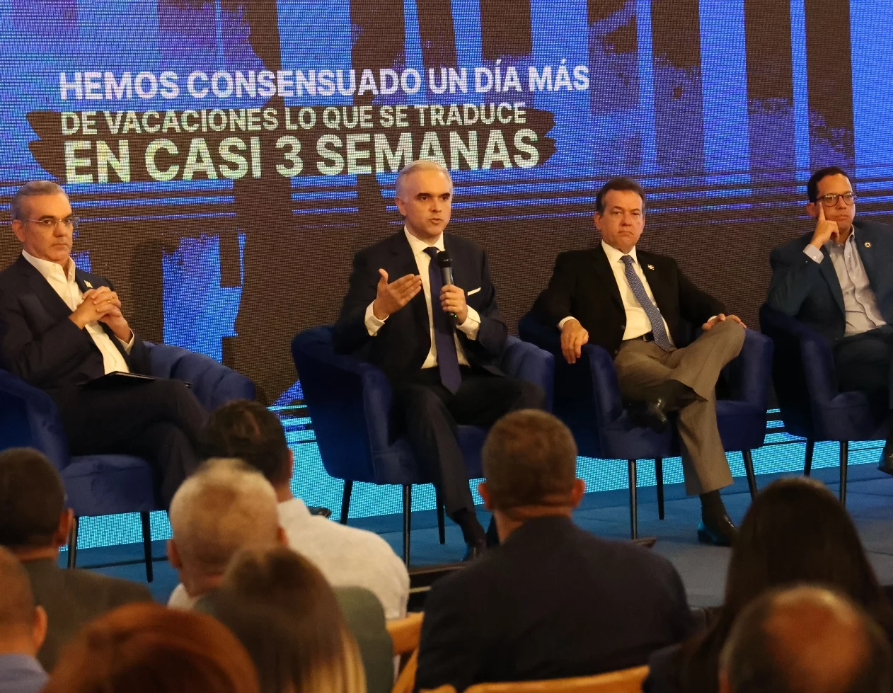 La presentación de los temas ahora se  realizan en formato de tipo panel.  José Francisco