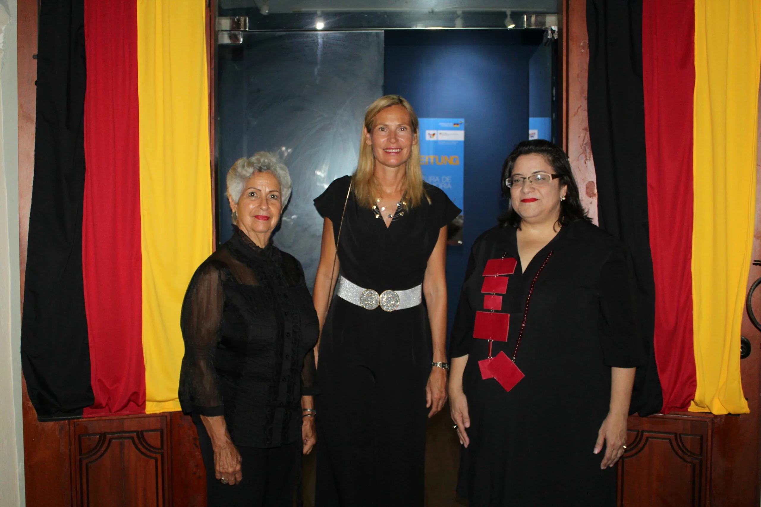 Luisa De Peña, Embajadora y Noris González