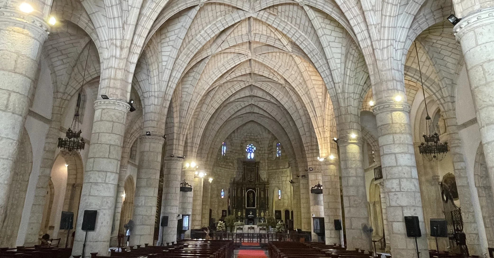 Aspecto  del interior del imponente templo  de la Basílica Menor de Nuestra Señora de la Encarnación, Catedral Primada de América. Fotos  César Langa Ferreira