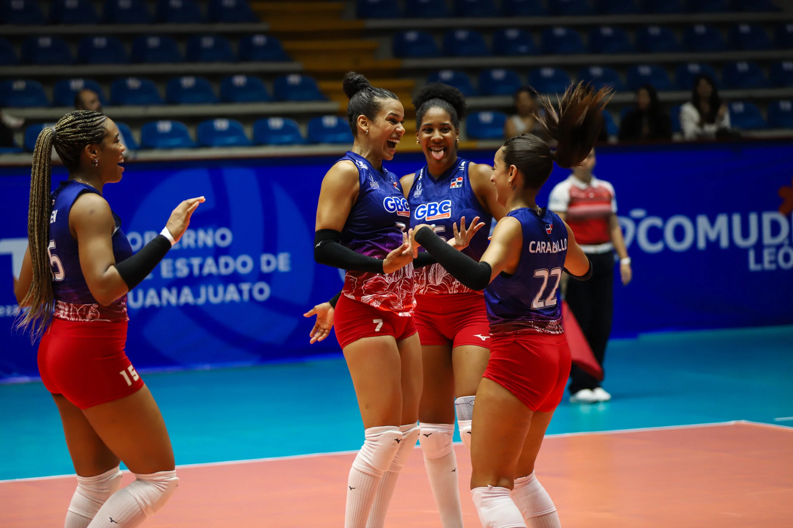 Reinas celebran triunfo ante Canada
