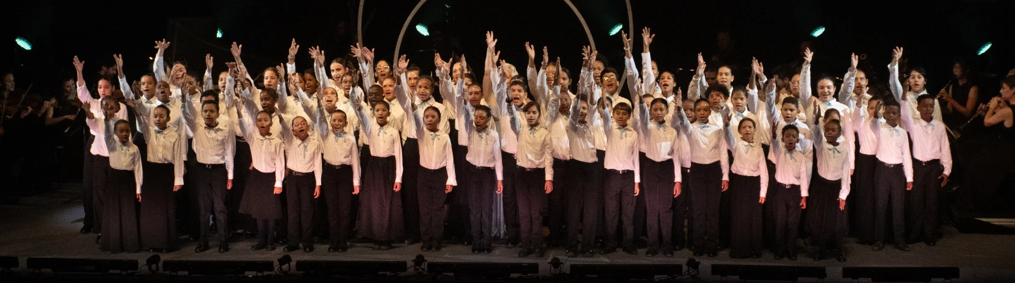 La  participación especial de un coro de niños dominicanos, de entre ocho y quince años cantando  la canción “Seeds of love” o “Semillas de esperanza”.