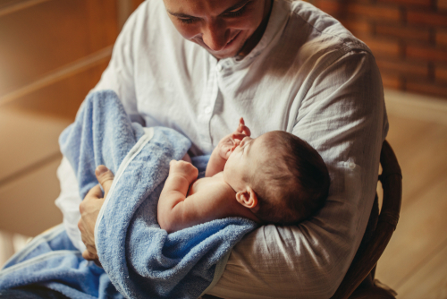 Padre cuida su hijo