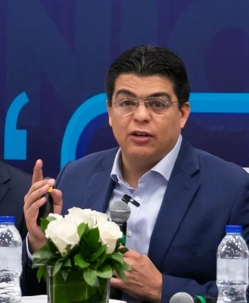 Felipe Suberví hizo comparaciones pago servicios.